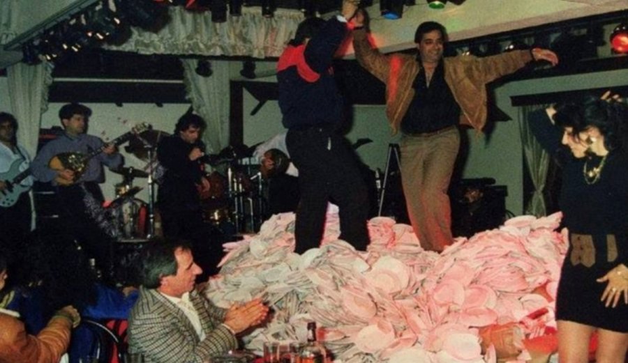 Η τελευταία νύχτα: Τι συνέβη στα μπουζούκια τη βραδιά που απαγορεύτηκε το σπάσιμο πιάτων