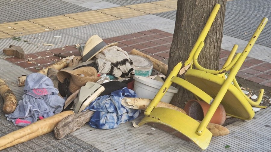 Θεσσαλονίκη: Βγήκε γυμνή στο μπαλκόνι και πετούσε στο πεζοδρόμιο καρέκλες και προσωπικά της αντικείμενα [εικόνες + βίντεο]