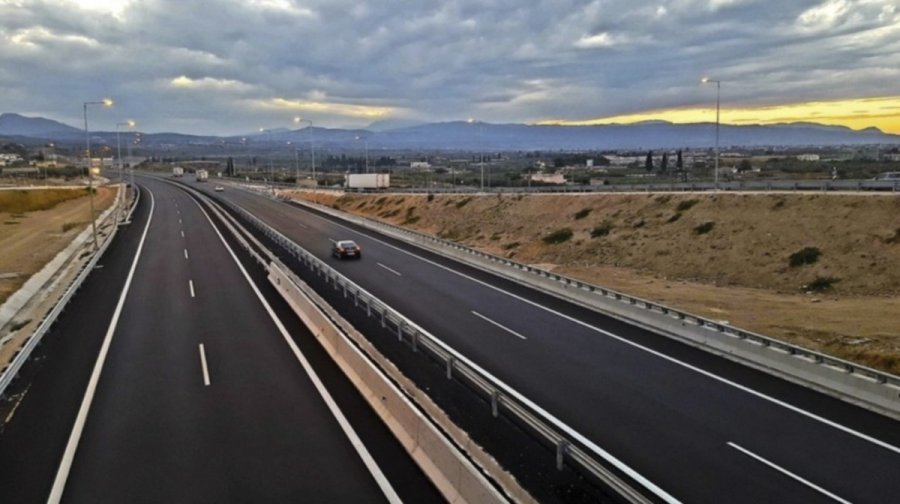 Ξέχασε τη γυναίκα του στον δρόμο: Οδηγός έκανε στάση στην Εθνική οδό και έφυγε χωρίς να την πάρει μαζί του