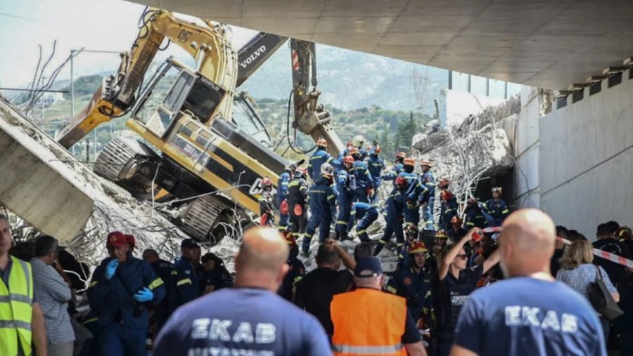 Πάτρα: Κατέρρευσε τμήμα γέφυρας στην είσοδο της πόλης -Ένας νεκρός, τραυματίες, πληροφορίες για εγκλωβισμένους [εικόνες + βίντεο]