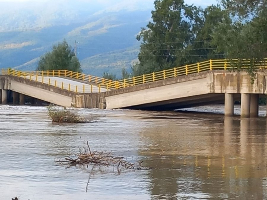 Πλημμύρες στη Θεσσαλία: Κατέρρευσε και άλλη γέφυρα στη Λάρισα – Δεν άντεξε την ορμή του νερού