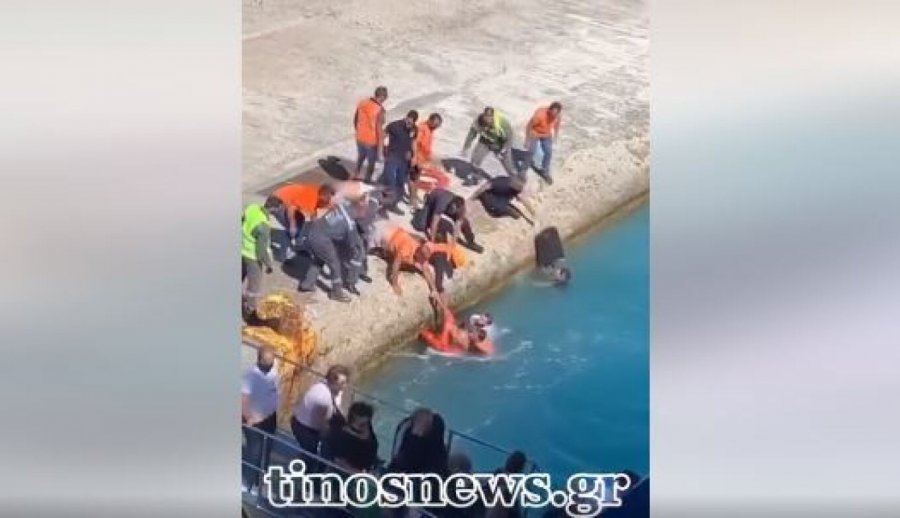 Τήνος: Γυναίκα έπεσε στη θάλασσα κατά την επιβίβαση στο πλοίο – Έσπευσαν να την σώσουν (βίντεο)