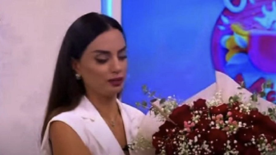 Της έστειλε λουλούδια στο πλατό & “έλιωσε”: Φουλ ερωτευμένος ο 68χρονος Τζώνη Καλημέρης με τη 44χρονη παρουσιάστρια [βίντεο]