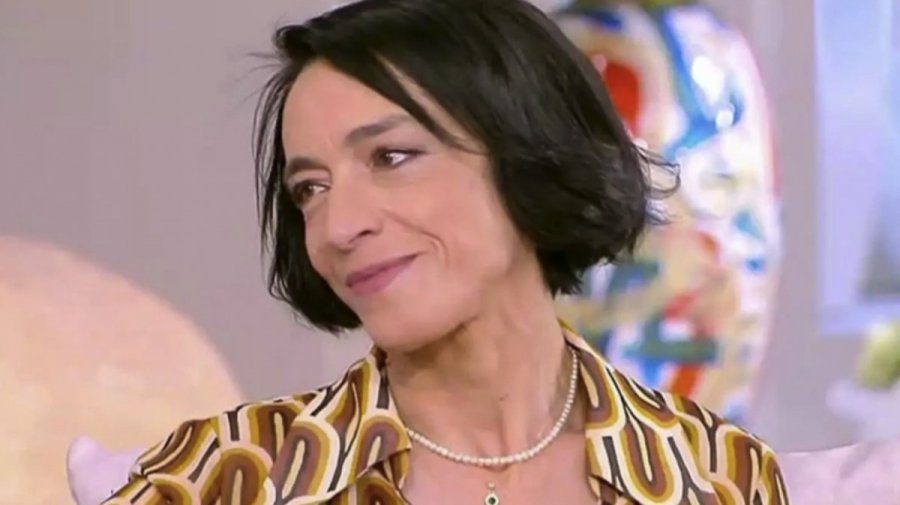 Έγινε ξανθιά, βάφτηκε φουλ, είναι “μια άλλη”: Αγνώριστη η Έλενα Τοπαλίδου, 1 μήνα μετά τον χωρισμό από τον Νίκο Κουρή [εικόνες]