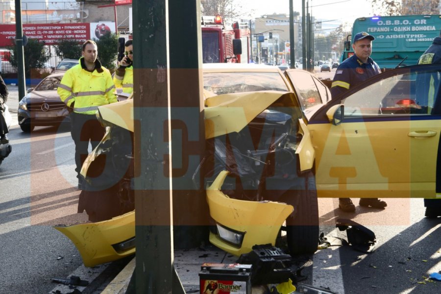 Ταξί καρφώθηκε σε κολώνα στην Πειραιώς – Νεκρός ο οδηγός, ελαφρά τραυματισμένη η επιβάτιδα