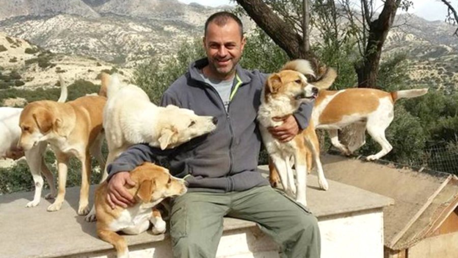 Ο viral Τάκης που εγκατέλειψε τα πάντα για να σώζει αδέσποτα ζώα «πρωταγωνιστής» σε ντοκιμαντέρ [βίντεο]
