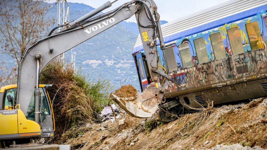 Mε υπογραφή Αγοραστού το μπάζωμα στα Τέμπη, σύμφωνα με το Mega – Τι δήλωσαν ο εργολάβος και ο χειριστής του μηχανήματος