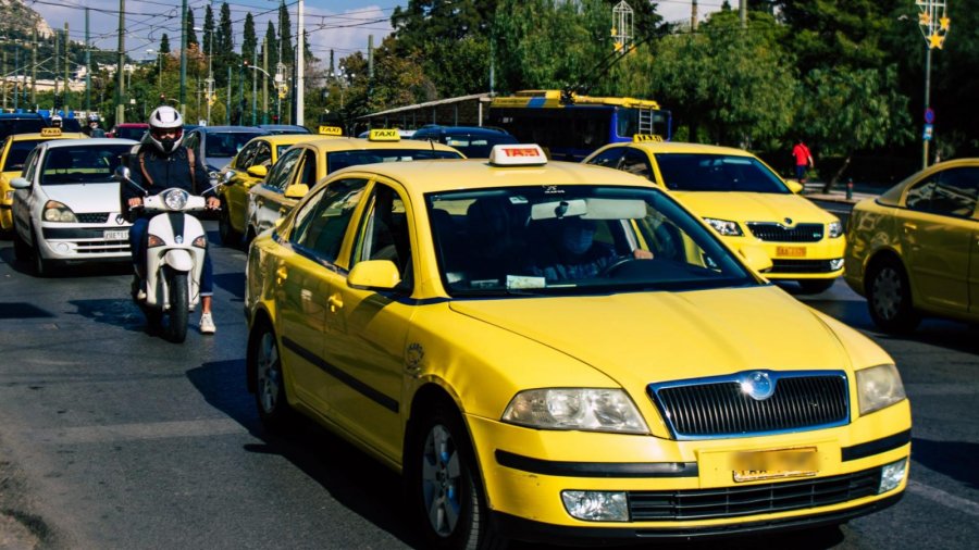 Πρόεδρος ταξί σε Κυρανάκη: Θα τα κάνουμε «γυαλιά καρφιά» αν δεν μας αφήσετε να κινούμαστε στις λεωφορειολωρίδες