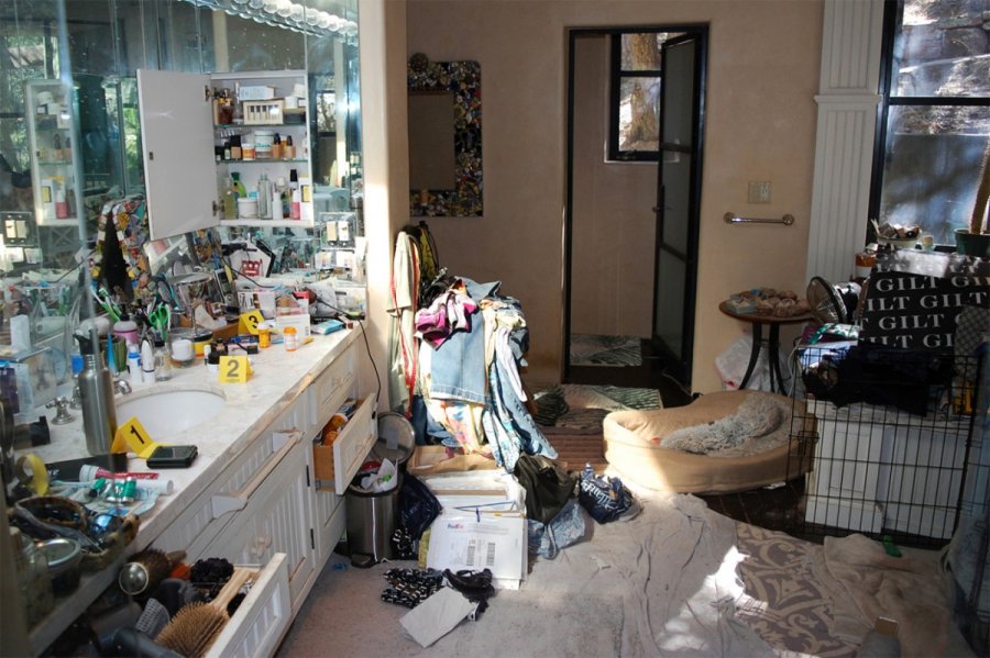 Τα ανατριχιαστικά ευρήματα στο σπίτι των Τζιν Χάκμαν και Μπέτσι Αρακάουα – Σκουπίδια, φάρμακα και ρούχα παντού μέσα στο σπίτι [εικόνες + βίντεο]