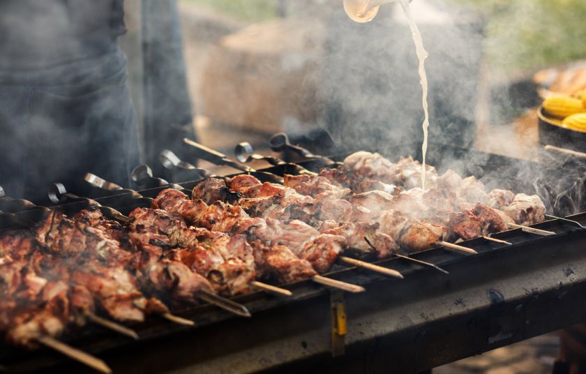 Τέλος οι ψησταριές στα πανηγύρια, μόνο με catering – Δείτε τι προβλέπεται